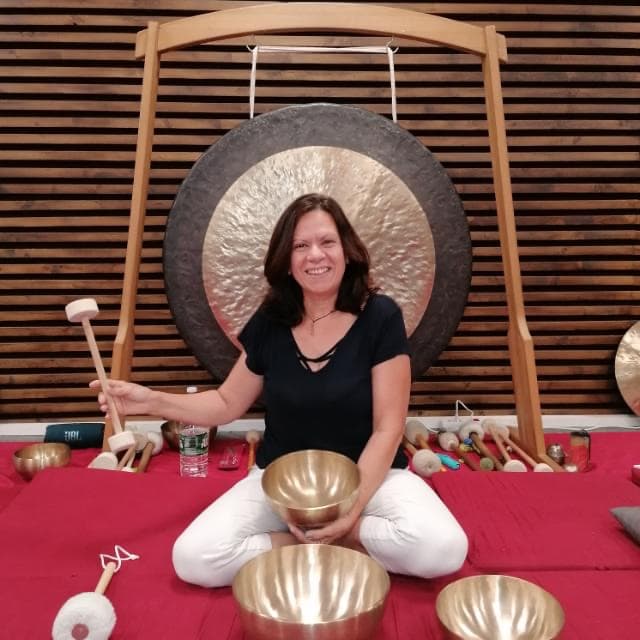 Retrato profissional da terapeuta Maria Isabel Pestana junto às suas taças Peter Hess
